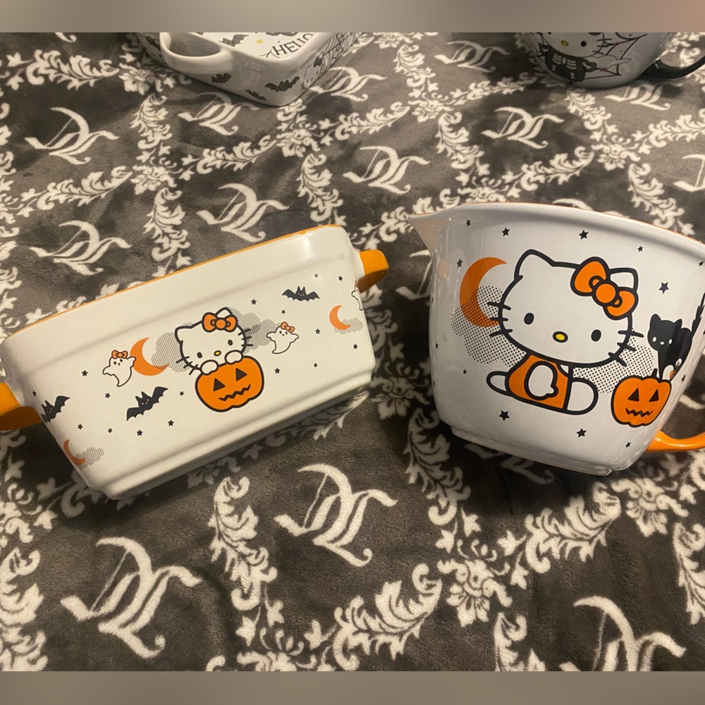 Hello kitty halloween baking pan and mixing bowl